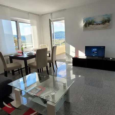 Newly Renovated, Bright Two-Bedroom Apartment Appartement